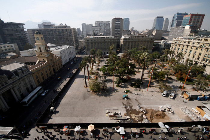 Retirarán norma que prohibiría acceso a mendigos en Plaza de Armas de Santiago