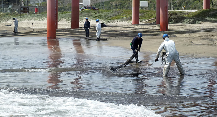 ENAP presentó querella criminal por derrame de petróleo en bahía de Quintero