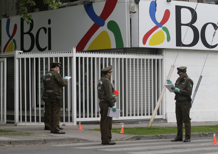 Un carabinero baleado y cuatro detenidos deja asalto frustrado a banco BCI en Santiago