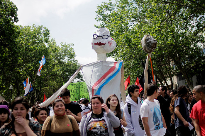 Estudiantes marcharon por la Alameda en rechazo a cómo se aborda reforma educacional