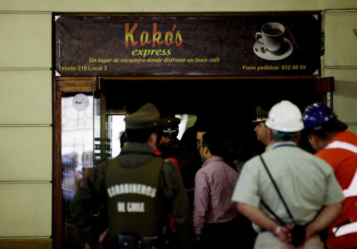 Hombre muere al interior de café con piernas de Santiago: se habría electrocutado