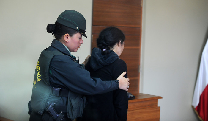 Por homicidio simple formalizan a mamá de niña que murió tras caer de un 8° piso