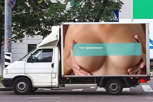 Cartel con gigantesca imagen de pechos provoca más de 500 accidentes de tránsito