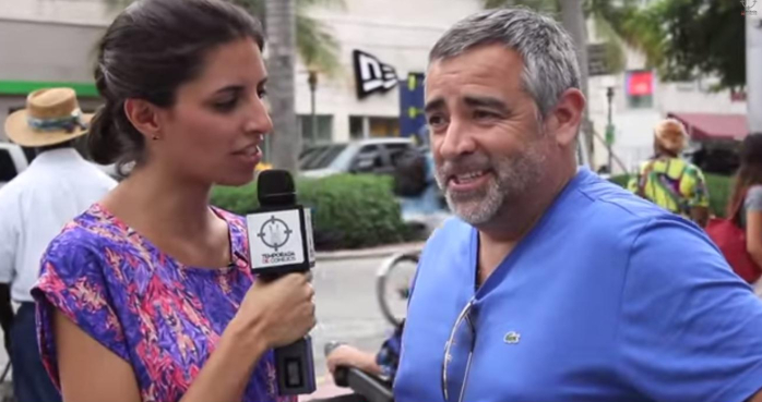 Graciosa periodista sube al columpio a personas en la calle