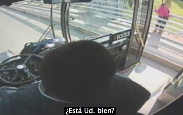 Conductor detiene su bus para salvar a mujer que intentaba suicidarse desde la autopista