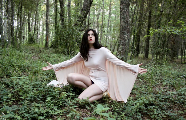 Conocida cantante chilena sorprende al posar en topless en su nuevo disco