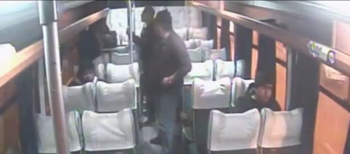 Lanza intenta robar arriba de una micro penquista y termina golpeado y humillado