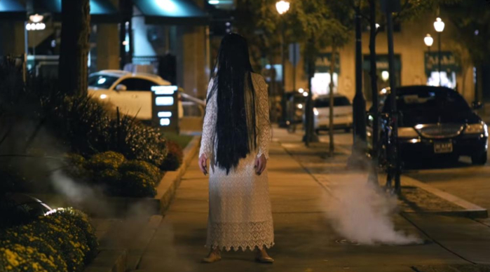 Joven muerta aterroriza a los desafortunados que pasan cerca de ella