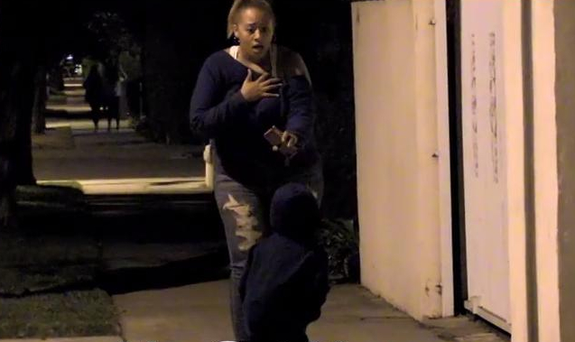 En víspera de Halloween niño maléfico aterroriza a la gente