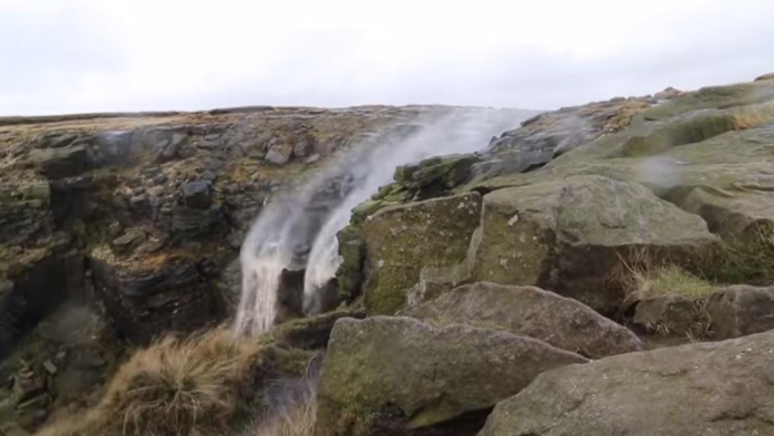 Video registra el momento exacto en que el agua de una cascada cambia de curso