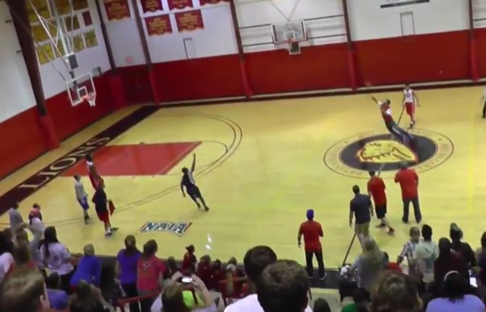 Estudiante gana millonario premio tras superar difícil desafío de básquetbol