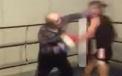 Viejito pero empeñoso: Anciano le saca la mugre a joven boxeador