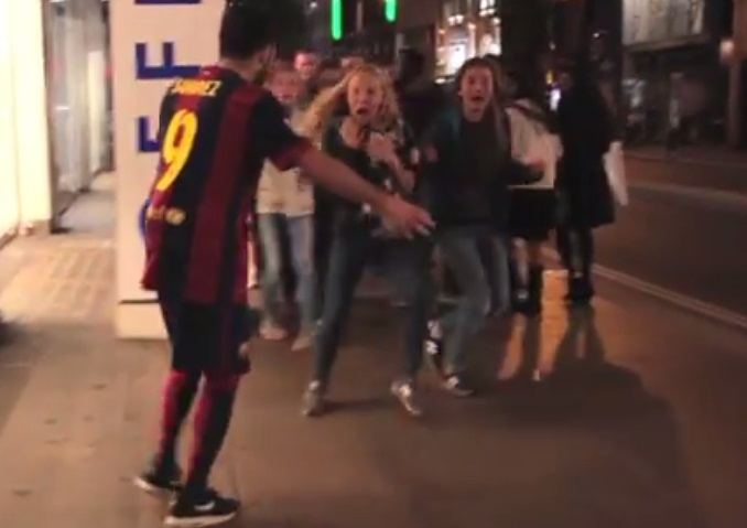 Luis Suárez se transformó en zombie y se fue a la calle a morder personas