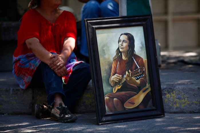 Artistas celebran natalicio de Violeta Parra en el Cementerio General