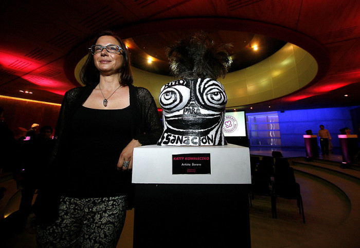 I love boobies: Famosas posan junto a sus torsos de yeso para crear conciencia sobre cáncer de mamas