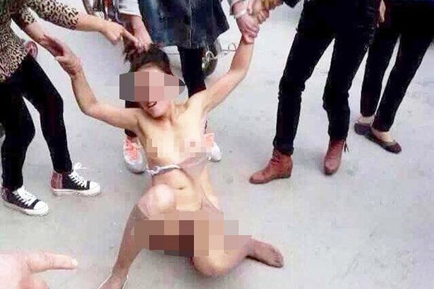 Mujer acusada de infidelidad es atacada brutalmente por otras féminas
