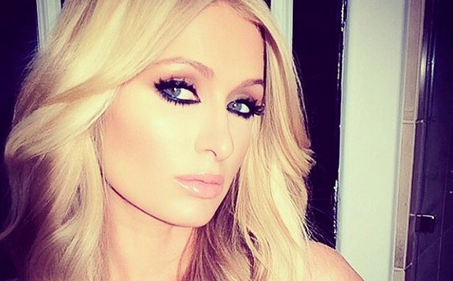 Paris Hilton y su foto en la cama por una buena causa