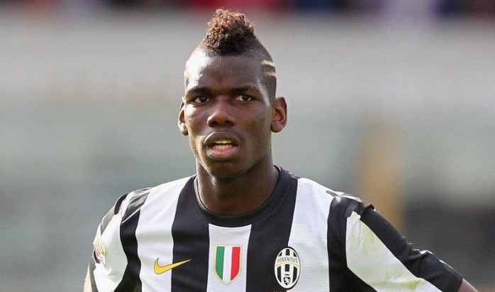 La inusual reacción de un niño que rechazó regalo de Paul Pogba