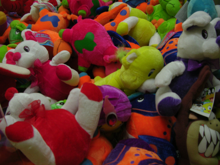 Niño de un año y medio queda atrapado al interior de máquina de peluches