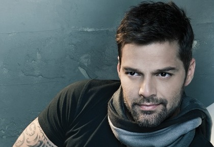 Revuelo genera Ricky Martin por comparar la educación con una erección