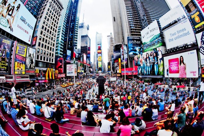 Polémica gigantografía de conocido sitio 'porno' duró 2 horas colgada en Times Square