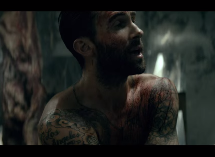 Nuevo video de Maroon 5 desata polémica por avalar ataques sexuales