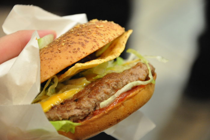 La historia de las hamburguesas con sabor a carne humana que creó un chef inglés