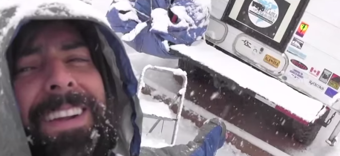 Ex galán de teleseries vive y recorre en una casa rodante el continente americano