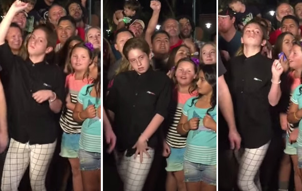 Pequeño se roba la atención en despacho de TV posando como 