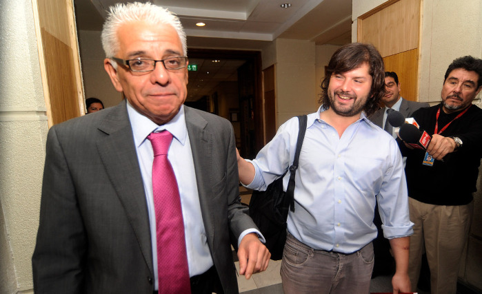 Periodista rompe el protocolo y realiza una emotiva confesión en cámara