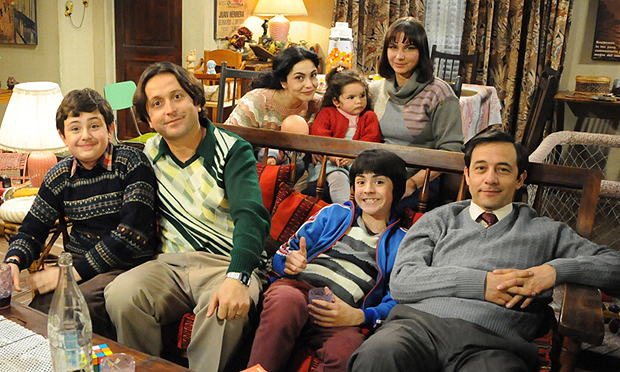 Exitosa serie ‘Los 80’ comienza a despedirse de sus fanáticos esta noche