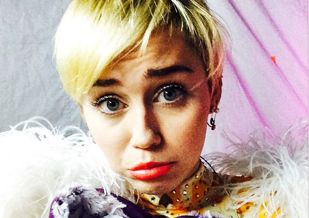 Miley Cyrus no disimula fuerte caída en desenfrenado concierto