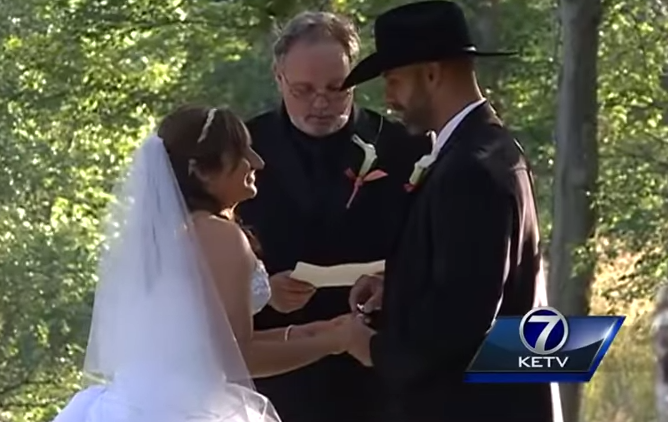 Novia paralítica sorprende en su boda al llegar al altar caminando