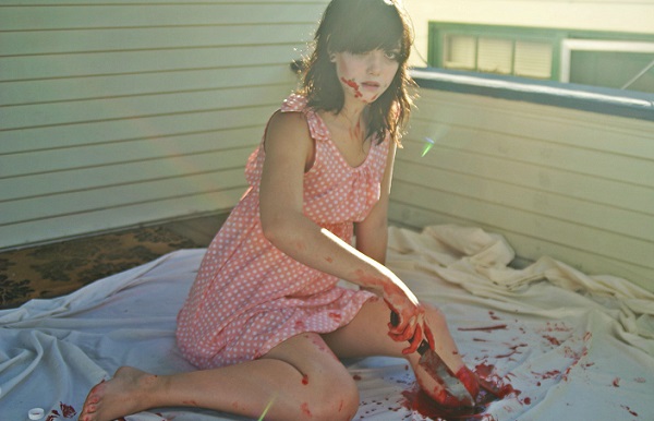 Joven amputada protagoniza sangrienta sesión fotográfica