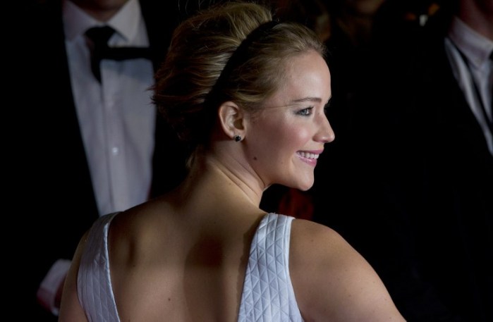 Escotado vestido de Jennifer Lawrence deja ver más de lo esperado