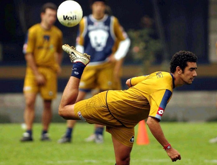 Hallan muerto a hijo de ex goleador Hugo Sánchez en departamento de México