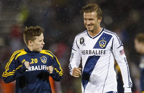 ¡Futuro crack!: Hijo de Beckham firma en el Arsenal de Sánchez