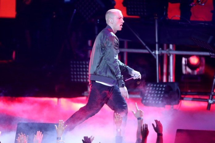 Eminem amenaza con golpear en la cara a famosa cantante pop