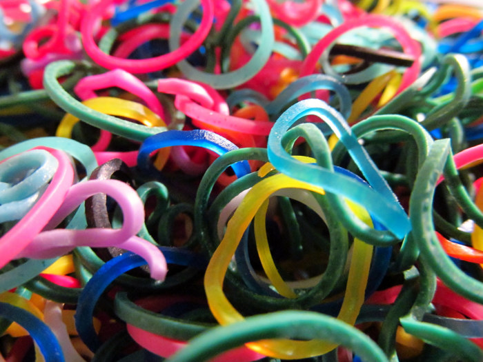 Descubren elementos cancerígenos en famosas pulseras plásticas para niños