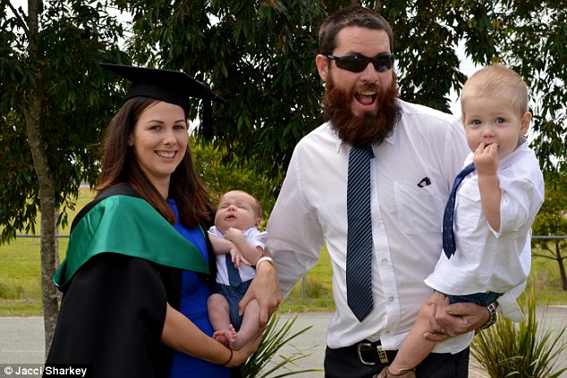 Tierna foto de joven amamantando a su bebé el día de su titulación se vuelve viral