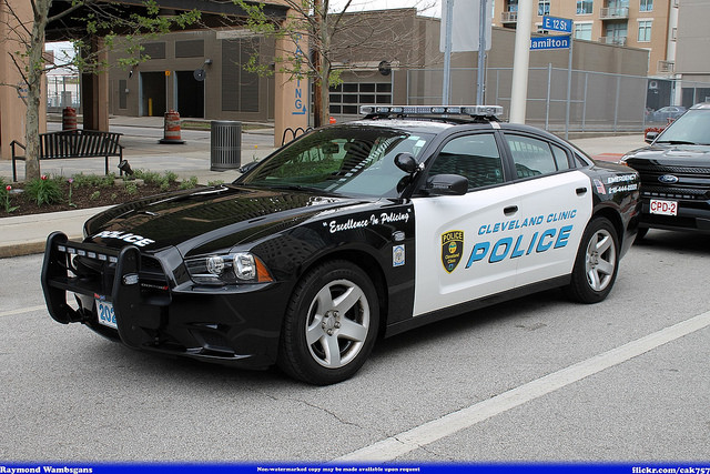 Suspenden a policías que mataron a niño que portaba pistola de juguete en EEUU