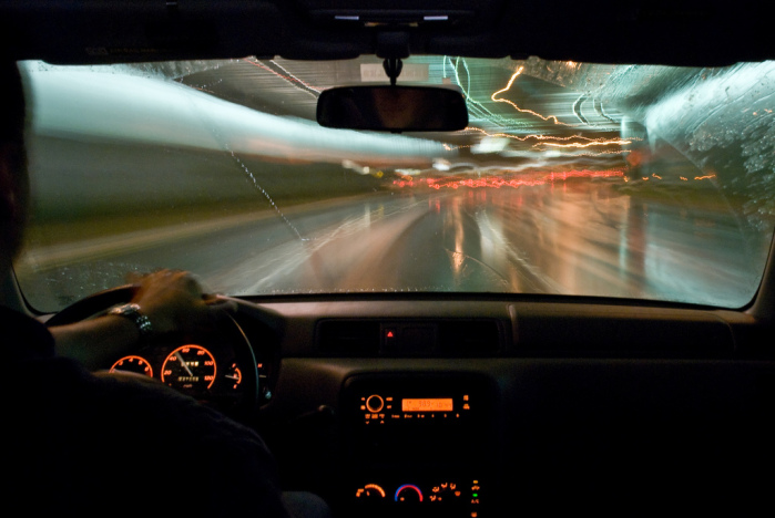 8 cosas que jamás debes hacer mientras conduces tu auto