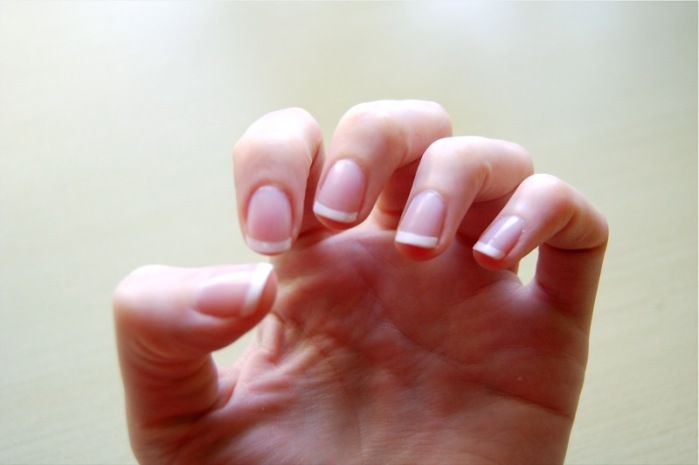 Mujer se contagia VIH por compartir set de manicura con prima enferma