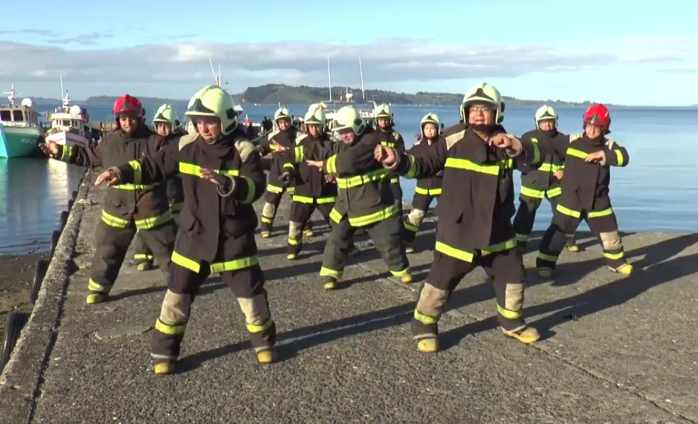 'Comerte toda': Bomberos de Achao se lucen al ritmo de 'Nene Malo'