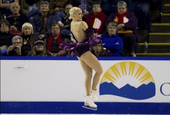 Patinadora queda semidesnuda en plena competencia por culpa de su vestido
