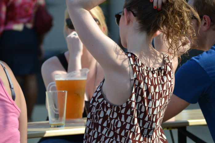 La nueva extraña moda en Estados Unidos: Teñirse el pelo de las axilas