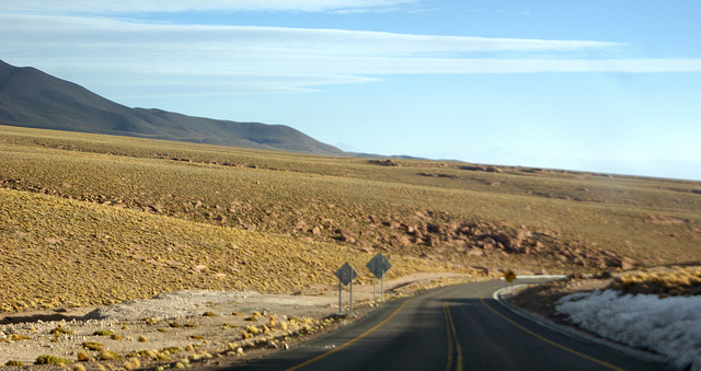Rescatan a 6 personas que se extraviaron en el desierto tras sufrir accidente en vehículo