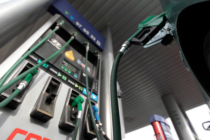 Gobierno anunciará cambio en cálculo para rebajar precio de las bencinas