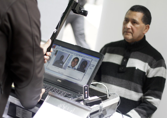 ¿Porqué no podemos sonreír mostrando los dientes en la foto del carnet?
