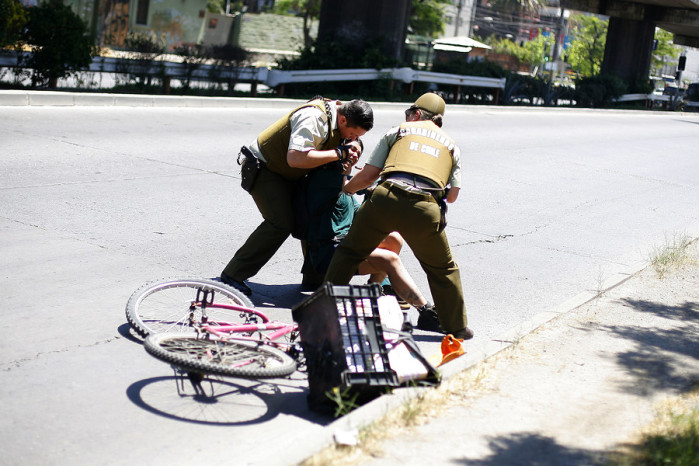 Detienen a mujer que intentó cruzar el perímetro cercado por aviso de bomba